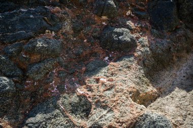 Renkli kaya dokusu. Doğal çatlaklar boşluk.