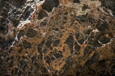 Renkli kaya dokusu. Doğal çatlaklar boşluk.