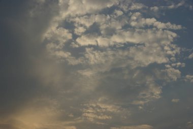 Gökyüzünün arka planı, gökyüzü renklidir.