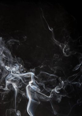 Siyah arkaplandaki dumanların soyut halleri.