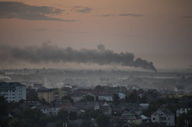 Gün batımında şehrin üzerinde sis vardı. Bacadan duman çıkıyor. Sis. Seçici odaklanma. Bulanık arkaplan.