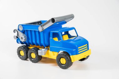 Plastik araba. Oyuncak modeli beyaz arka planda izole edilmiş. Ceset taşıyan sarı-mavi bir kamyonet..