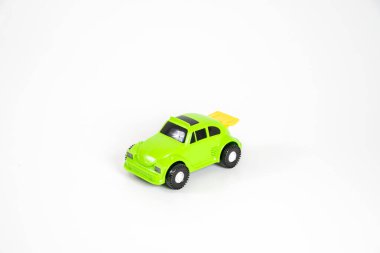 Oyuncak plastik araba beyaz arka planda izole edilmiş. Açık yeşil araba.