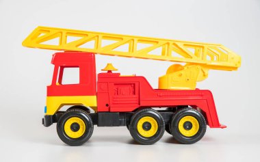 Çocukların oyuncak plastik arabası beyaz arka planda izole edilmiş. Kırmızı itfaiye aracı.