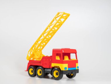 Çocukların oyuncak plastik arabası beyaz arka planda izole edilmiş. Kırmızı itfaiye aracı.