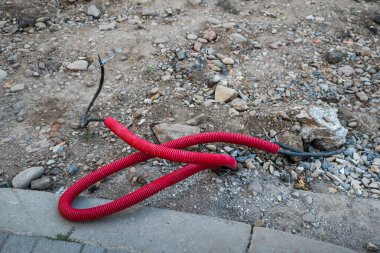 Elektrik kablosu yerden çıkıyor..