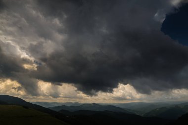 Dağların üzerinde fırtına bulutları. Yağmurdan önce.
