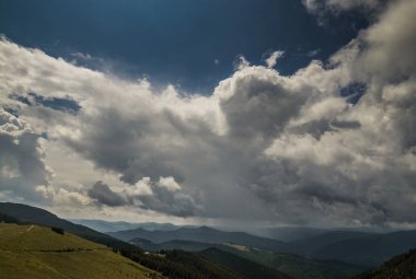 Dağların üzerinde fırtına bulutları. Yağmurdan önce.