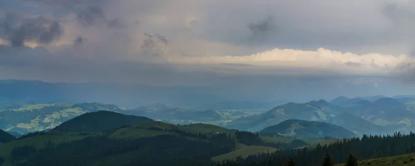 Nuvens Nas Montanhas — Fotografia de Stock