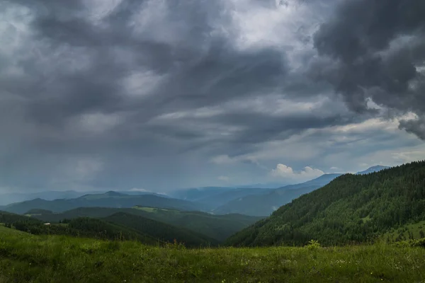 Stormachtige Wolken Boven Bergen Voor Regen — Stockfoto