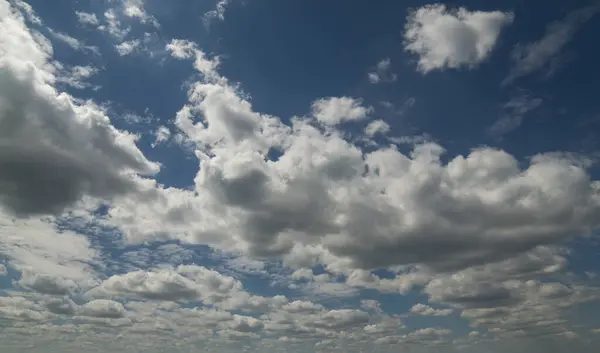 Cielo Azul Con Nubes Blancas — Foto de Stock