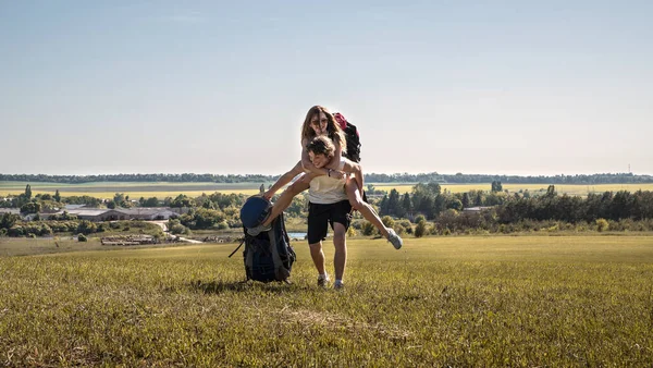 Par Turistas Homem Menina Com Mochila Espaço Aberto — Fotografia de Stock