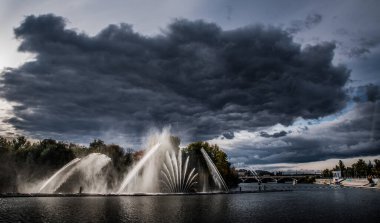Vinnitsa, Ukrayna 'daki çeşmenin üzerinde bir bulut.