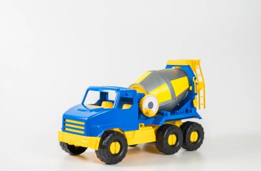 Plastik araba. Oyuncak modeli beyaz arka planda izole edilmiş. Sarı-mavi beton kamyon.