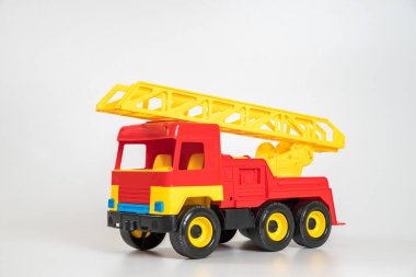 Çocukların oyuncak plastik arabası beyaz arka planda izole edilmiş. Kırmızı itfaiye aracı.