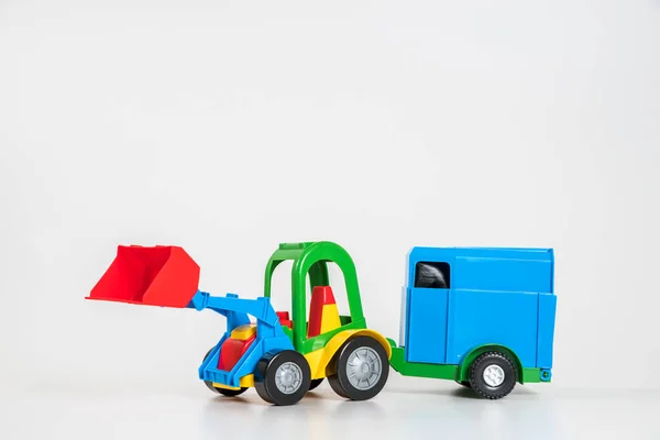 Plastic Kinderwagen Geïsoleerd Witte Achtergrond Een Veelkleurige Graafmachine Met Een — Stockfoto