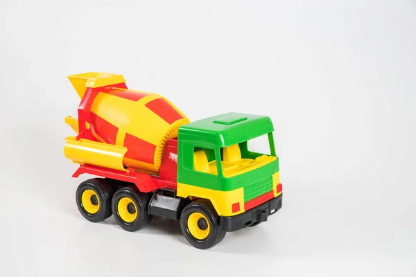 Multi Gekleurde Plastic Kinderspeelgoed Auto Een Witte Achtergrond Betonwagen — Stockfoto