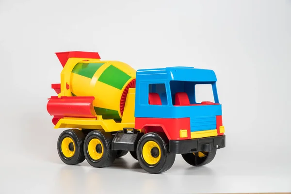 Multi Gekleurde Plastic Kinderspeelgoed Auto Een Witte Achtergrond Betonwagen — Stockfoto