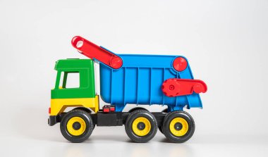 Beyaz arka planda çok renkli plastik çocuk arabaları. Kamyon.