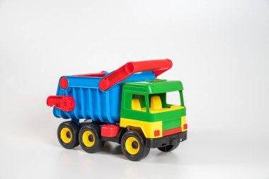 Beyaz arka planda çok renkli plastik çocuk arabaları. Kamyon.