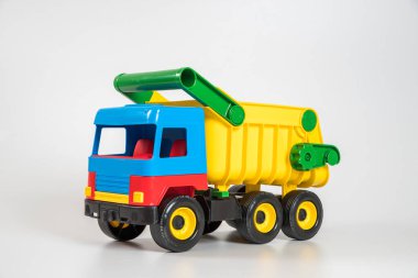 Beyaz arka planda çok renkli plastik çocuk arabaları. Kamyon.