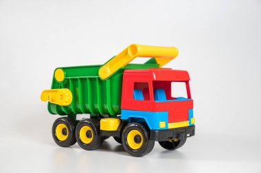Beyaz arka planda çok renkli plastik çocuk arabaları. Kamyon.