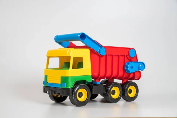 Multi Gekleurde Plastic Kinderspeelgoed Auto Een Witte Achtergrond Vrachtwagen — Stockfoto