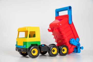 Beyaz arka planda çok renkli plastik çocuk arabaları. Kamyon.