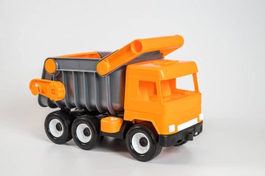 Beyaz arka planda çok renkli plastik çocuk arabaları. Kamyon.