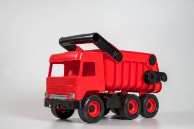 Beyaz arka planda çok renkli plastik çocuk arabaları. Kırmızı kamyon..