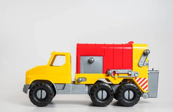 Multi Gekleurde Plastic Kinderspeelgoed Auto Een Witte Achtergrond — Stockfoto