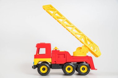 Çocukların oyuncak plastik arabası beyaz arka planda izole edilmiş. Kırmızı itfaiye aracı.