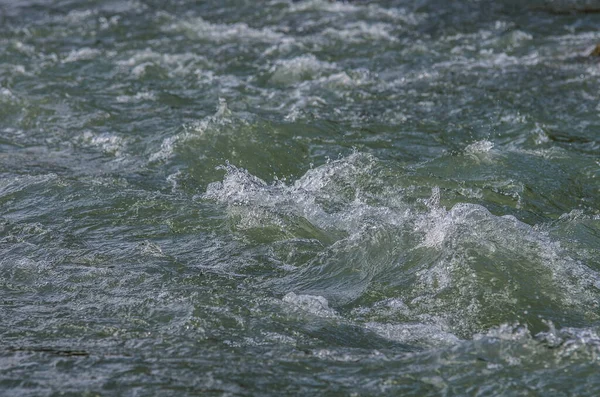 Потоки води в гірській річці — стокове фото