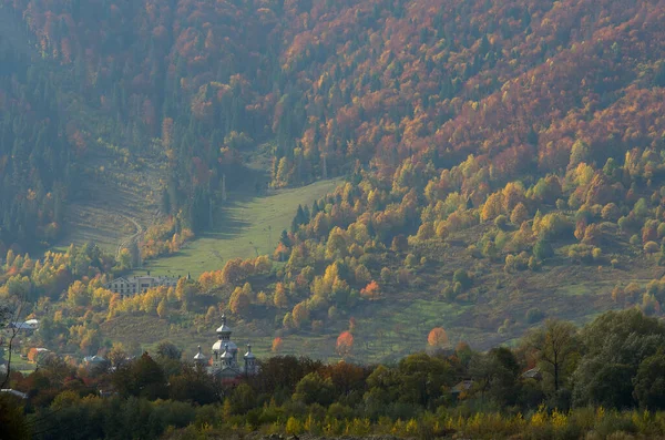 Herbstliche Karpatenlandschaft mit ukrainischer christlicher Kirche — Stockfoto
