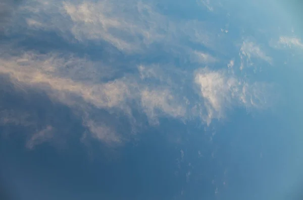 Nubes en el cielo nocturno. —  Fotos de Stock