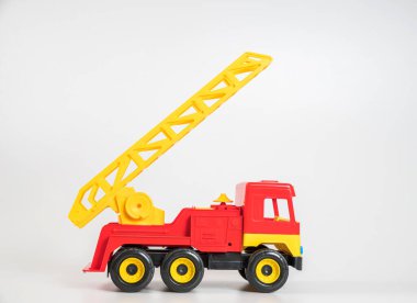 Çocukların oyuncak plastik arabası beyaz arka planda izole edilmiş. Kırmızı itfaiye aracı.