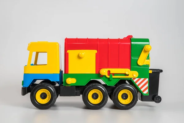 Multi Gekleurde Plastic Kinderspeelgoed Auto Een Witte Achtergrond — Stockfoto