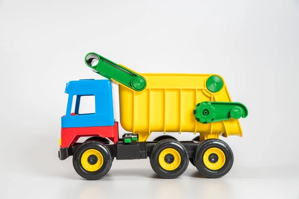 Multi Gekleurde Plastic Kinderspeelgoed Auto Een Witte Achtergrond Vrachtwagen — Stockfoto