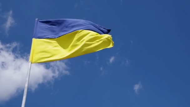 Blauw Gele Nationale Vlag Van Oekraïne Wappert Wind Tegen Een — Stockvideo
