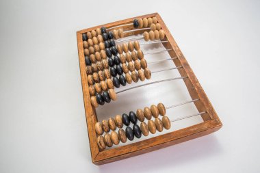 Saf beyaz arkaplanda eski ahşap abaküs