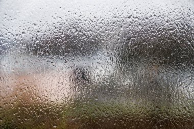 Pencere camında yağmur damlaları