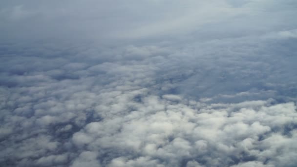 El movimiento de las nubes en el cielo desde un avión — Vídeos de Stock