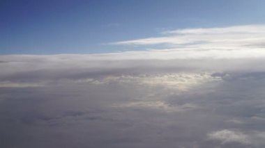 Bir uçaktan gökyüzündeki bulutların hareketi