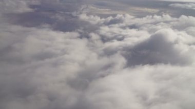Bir uçaktan gökyüzündeki bulutların hareketi