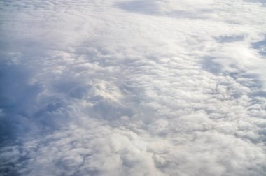 Gökyüzünde desenli bulutlar.