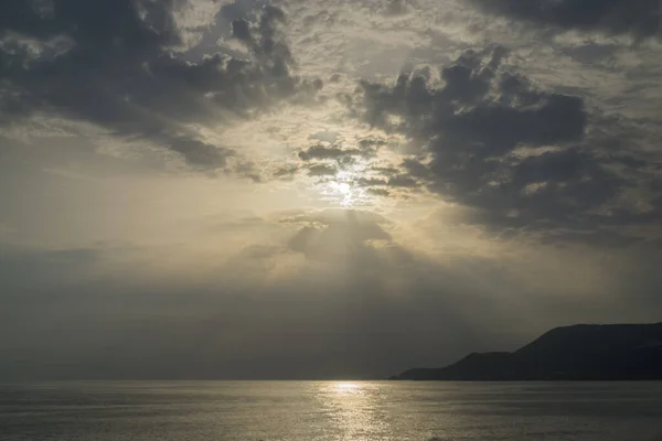 Evening sea and beach, sunset over Cleopatra beach in Alanya. — Stock Photo, Image