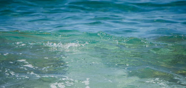 Θαλασσινό νερό - υφή, μπλε aqua, κύματα. — Φωτογραφία Αρχείου