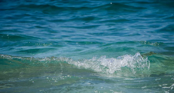 Zeewater - textuur, blauwe aqua, golven. — Stockfoto
