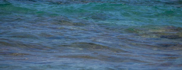 Θαλασσινό νερό - υφή, μπλε aqua, κύματα. — Φωτογραφία Αρχείου