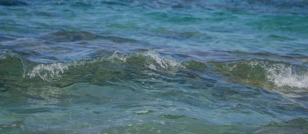 Θαλασσινό νερό - υφή, μπλε aqua, κύματα. — Φωτογραφία Αρχείου